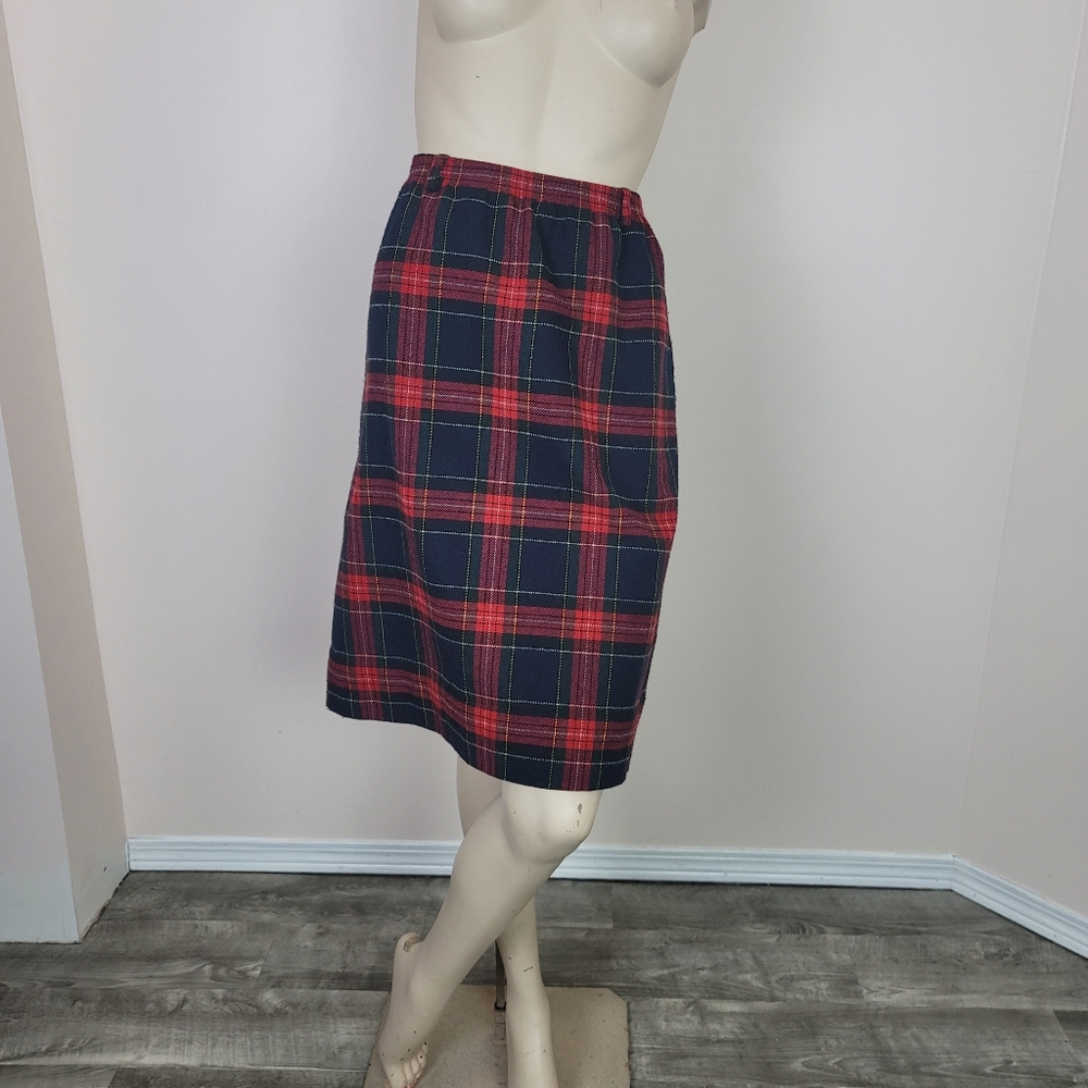 Vintage wool plaid skirt. Red and navy. Elastic waist. Size 14. Kilt. Grunge.